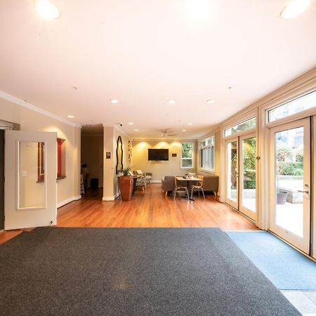 Space Needle Downtown Modern Top Story Penthouse Сиатъл Екстериор снимка